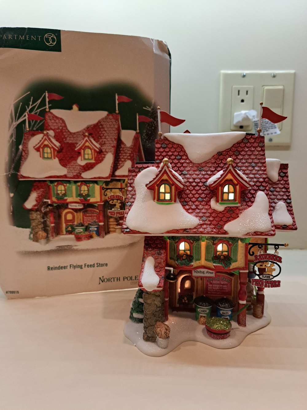 Dept 56 Reindeer Flying Feed Store #799919 NORTH POLE SERIES /EUC